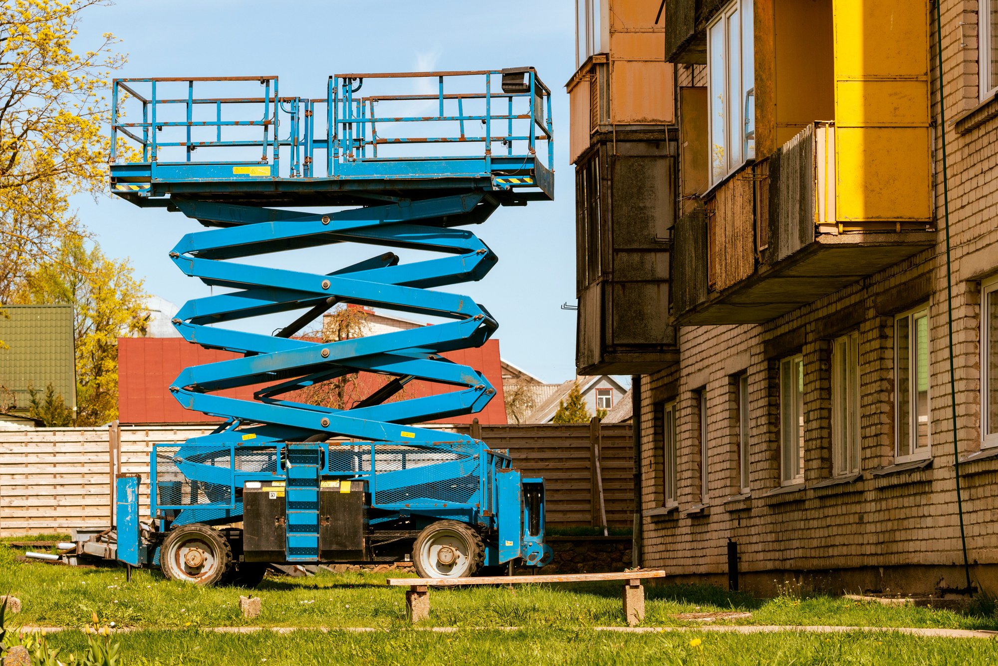 Scissor Lift Platform for the Renovation of the House Facade